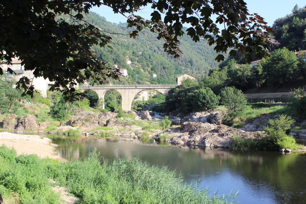 La Riveraine Et Les Bicyclettes Saint-Sauveur-de-Montagut Bagian luar foto